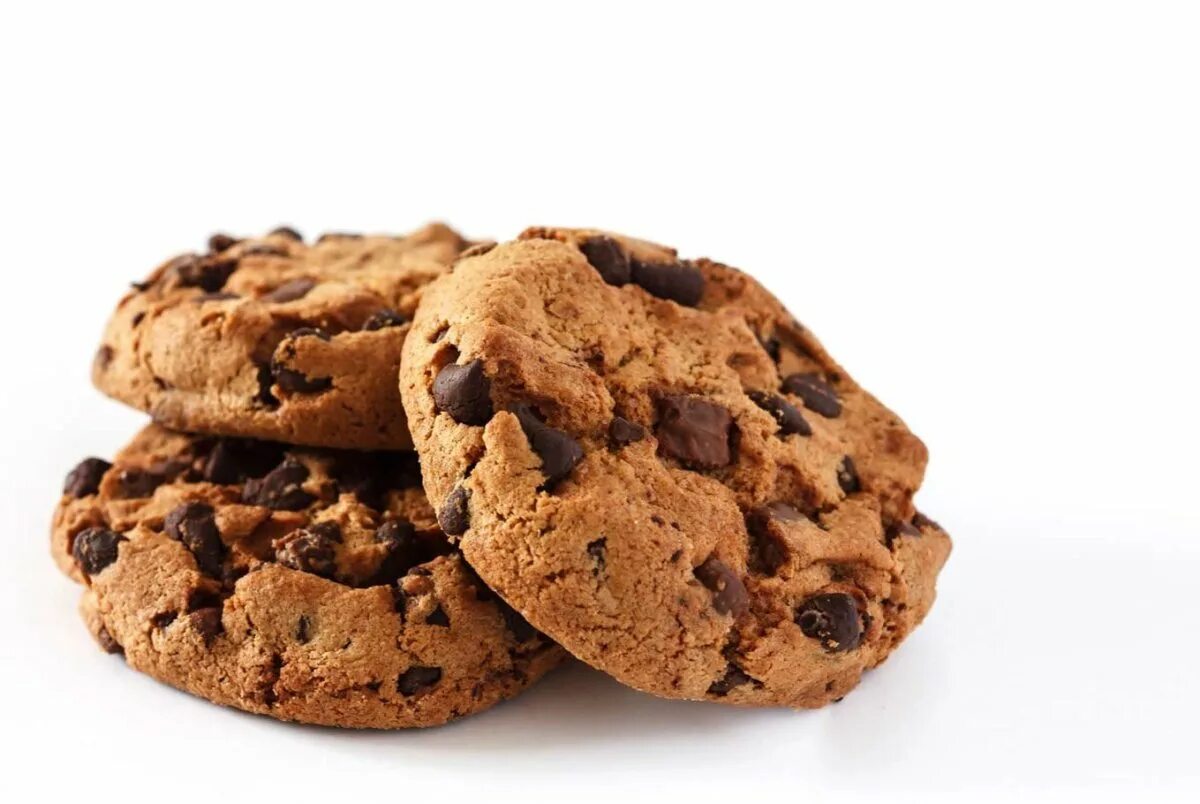 Американское шоколадное печенье кукис. Сухое печенье. Печеньки на белом фоне. Кукис с шоколадной крошкой. Печеньки с шоколадной крошкой.