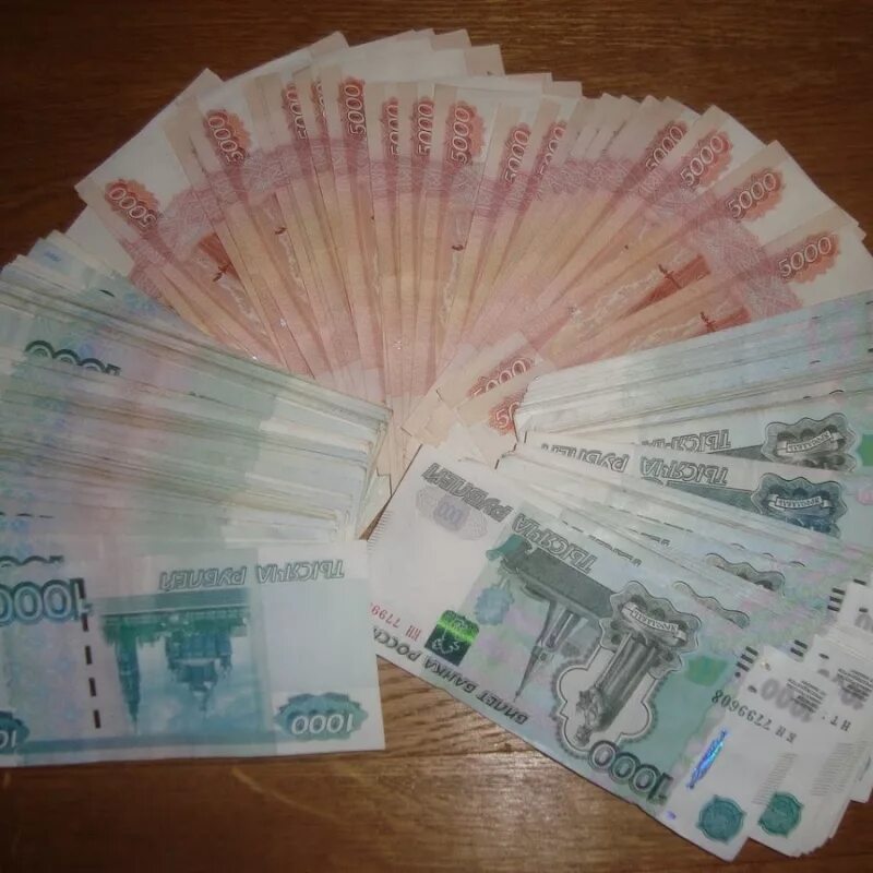 Реальные купюры. Деньги на столе. Реальные деньги. Фото денег на столе. Деньги на столе рубли.