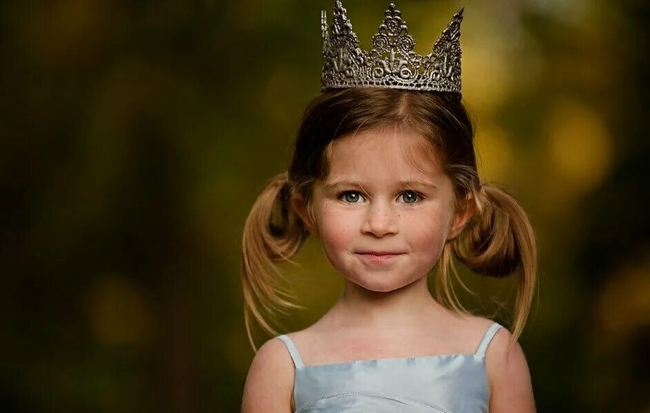 Самой маленькой принцессе. Прическа с короной для девочки. Девочка принцесса. Маленькие принцессы. Девушка в короне.