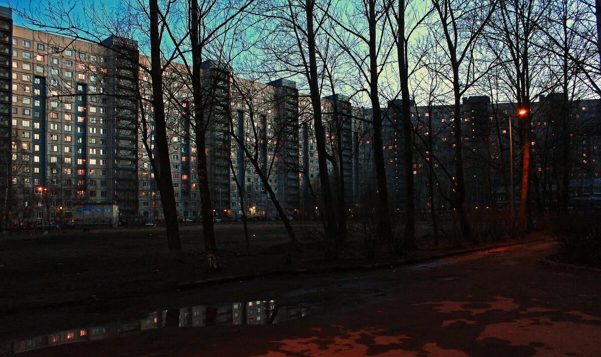 Сердечко из окон многоэтажки в уфе 2 года назад. Многоэтажки. Старые многоэтажки. Эстетика ебеней панелька. Среди панелек.