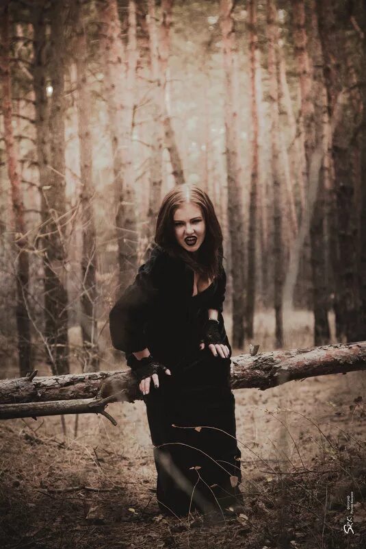 страшная девочка на качелях. девушка бежит в лесу. фотосессия в лесу. заблудился в лесу. лес призраков (the forest), 2015.