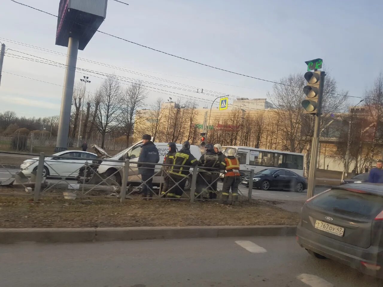 Развод на улице. Авария на Кантемировской улице.. ДТП на Кантемировской улице. Машина врезалась в светофорный столб.