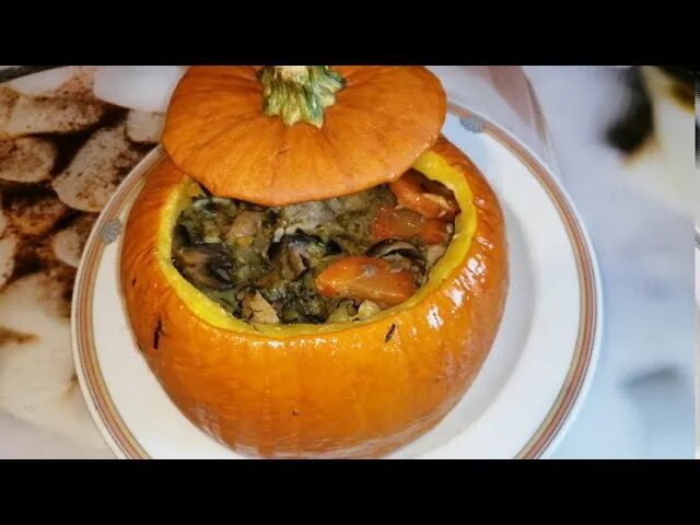 Как приготовить тыкву с курицей. Тыква запеченная с курицей. жаркое в тыкве в духовке с мясом. тыква с мясом и картошкой в духовке. курица в тыкве запеченная в духовке.