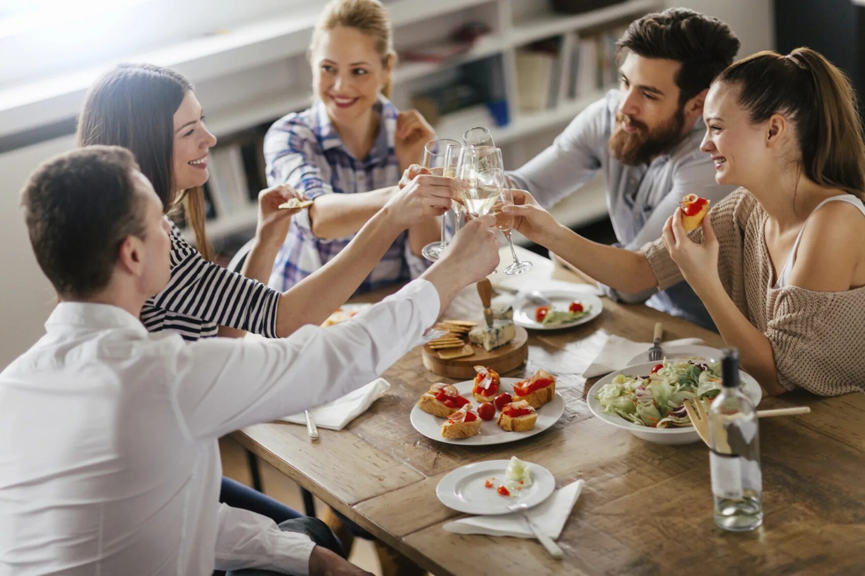 Friends dining. Группы еды. Eat with friends. Eating and drinking. Shopping + ужин.