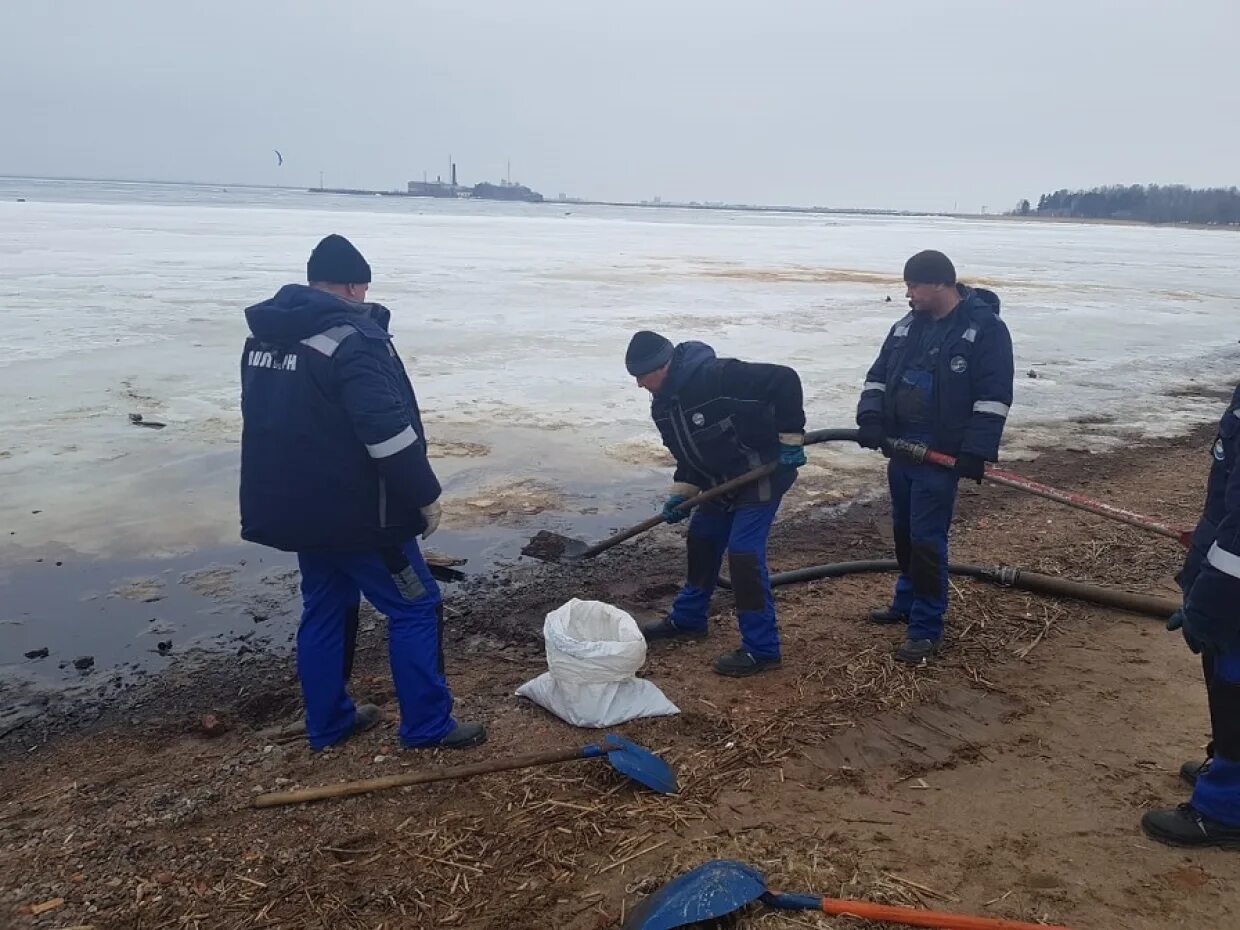 Ликвидация разлива нефтепродуктов на море. Ликвидация разлива нефти. ликвидация разлива нефтепродуктов. аварийный разлив нефтепродуктов. ликвидация разлива нефти на воде.
