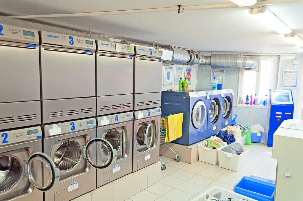 прачечная в гостинице. профессиональная стиральная машина для прачечной. прачечная в отеле. прачечная. стиральная машина в химчистке.