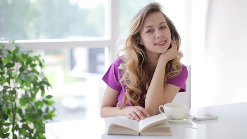 She is sitting at the table. Девушка за столом. Модель за столом. Девушка за столом дома вертикальные. Женщина за столом на белом фоне.