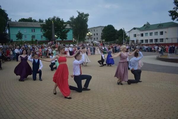 Погода сураж брянская область на 10. Школа номер 2 города Суража Брянской области. Выпускной 2022 города Суража. Школа номер один в городе Сураже. Школа 1 школа Сураж.