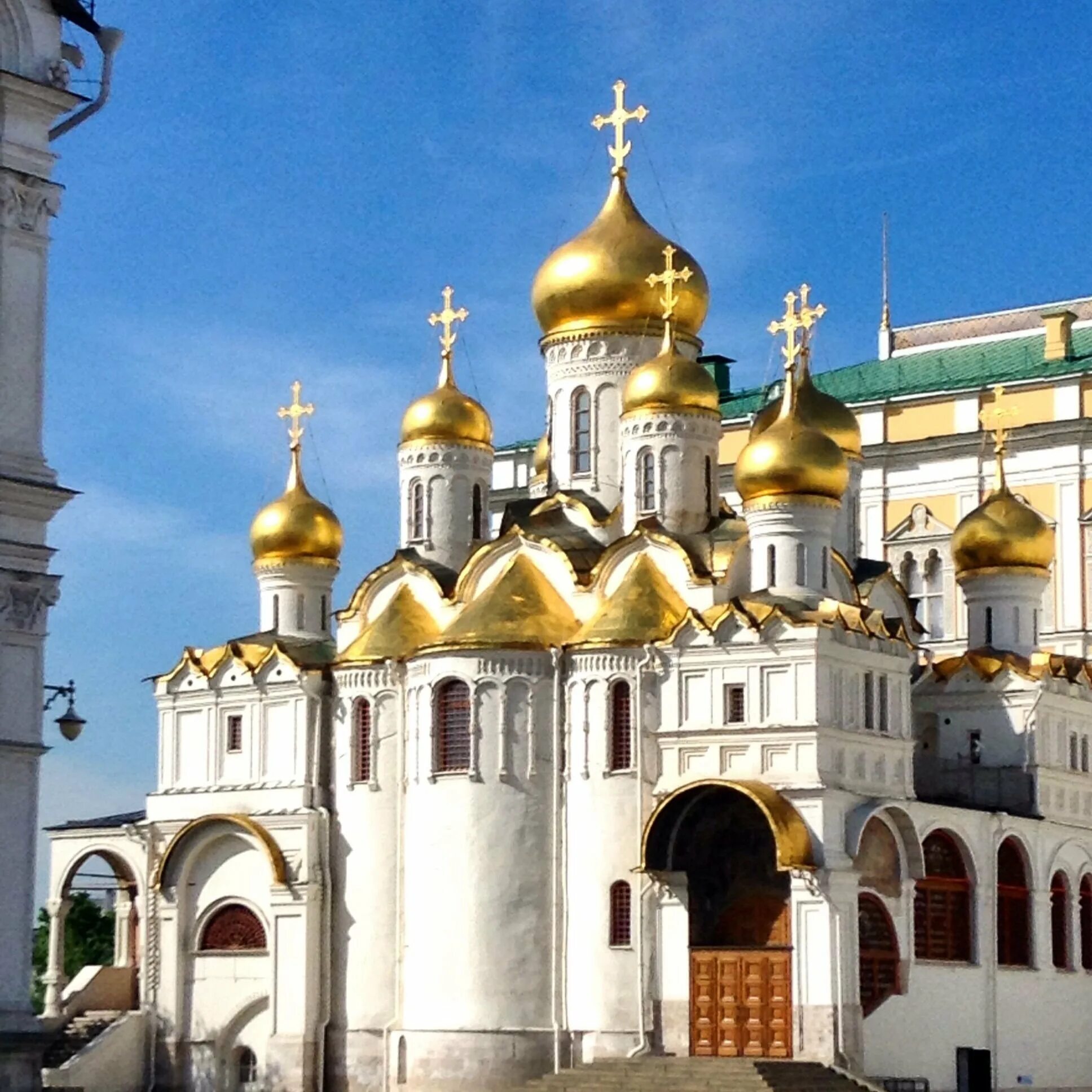 Кремлевские храмы. Благовещенский и Успенский соборы Московского Кремля.