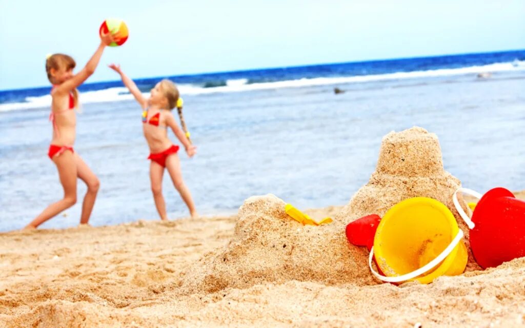Куда поехать летом безопасно. Дети на море. Малыш на пляже. Лето пляж дети. Детские пляжи.