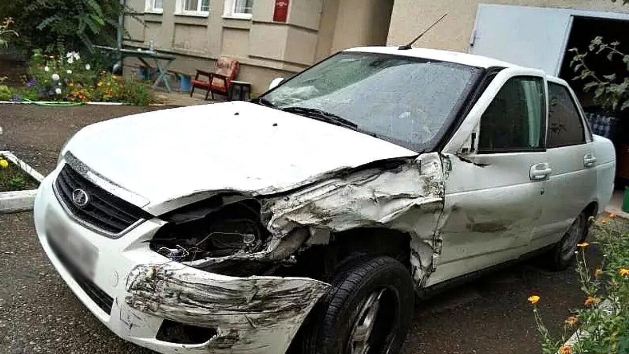 Ваз 2107 битая. Ваз 2110 серый битый. Авто после дтп. Битая машина. Ваз 2107 черная битая.