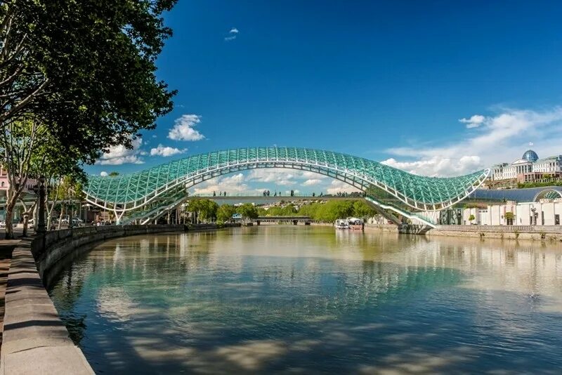 Мост в грузии. Пешеходный мост в Тбилиси. Стеклянный мост в Тбилиси.