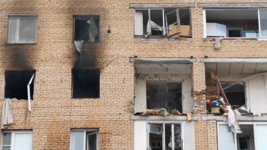 Дом. Трагедия в жилом комплексе. Дом. Трагедия в жилом комплексе. Машина во дворе.