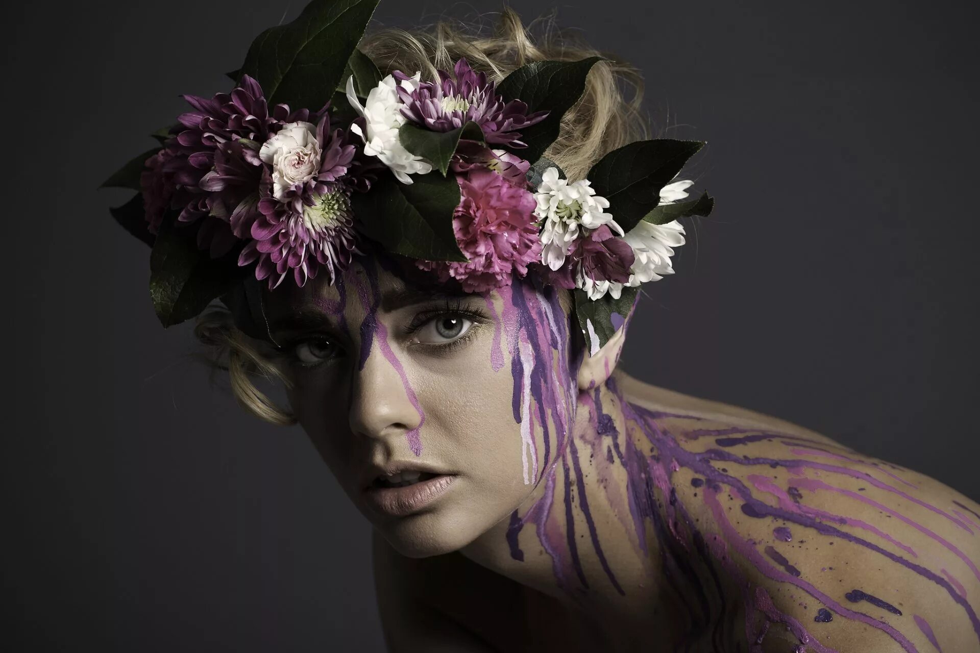 Нестандартные фотосессии. Креативный букет. Креативные фото цветов. Оригинальный букет. Девушка с цветами на лице.