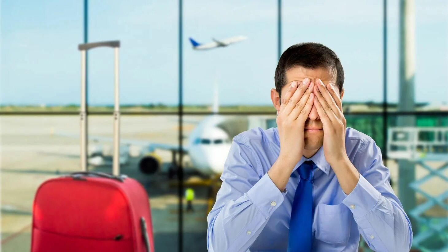 Страх полета на самолете. Люди в аэропорту. Грустный человек в аэропорту. Стресс в аэропорту. Выезд за границу.