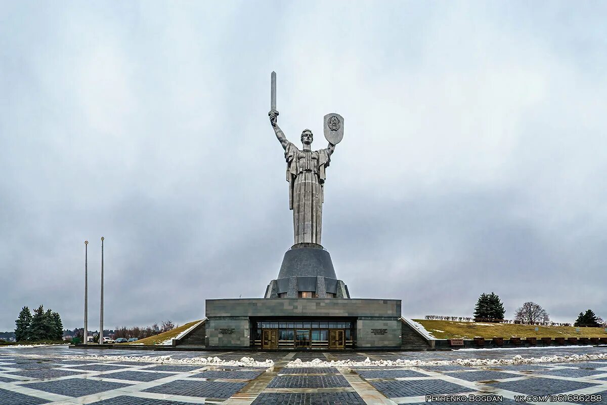 Г мати. Памятник на Украине Родина мать. Мемориальный комплекс Родина мать Киев. Статуя Родина мать в Киеве. Памятник Родина мать Украина в Киеве.