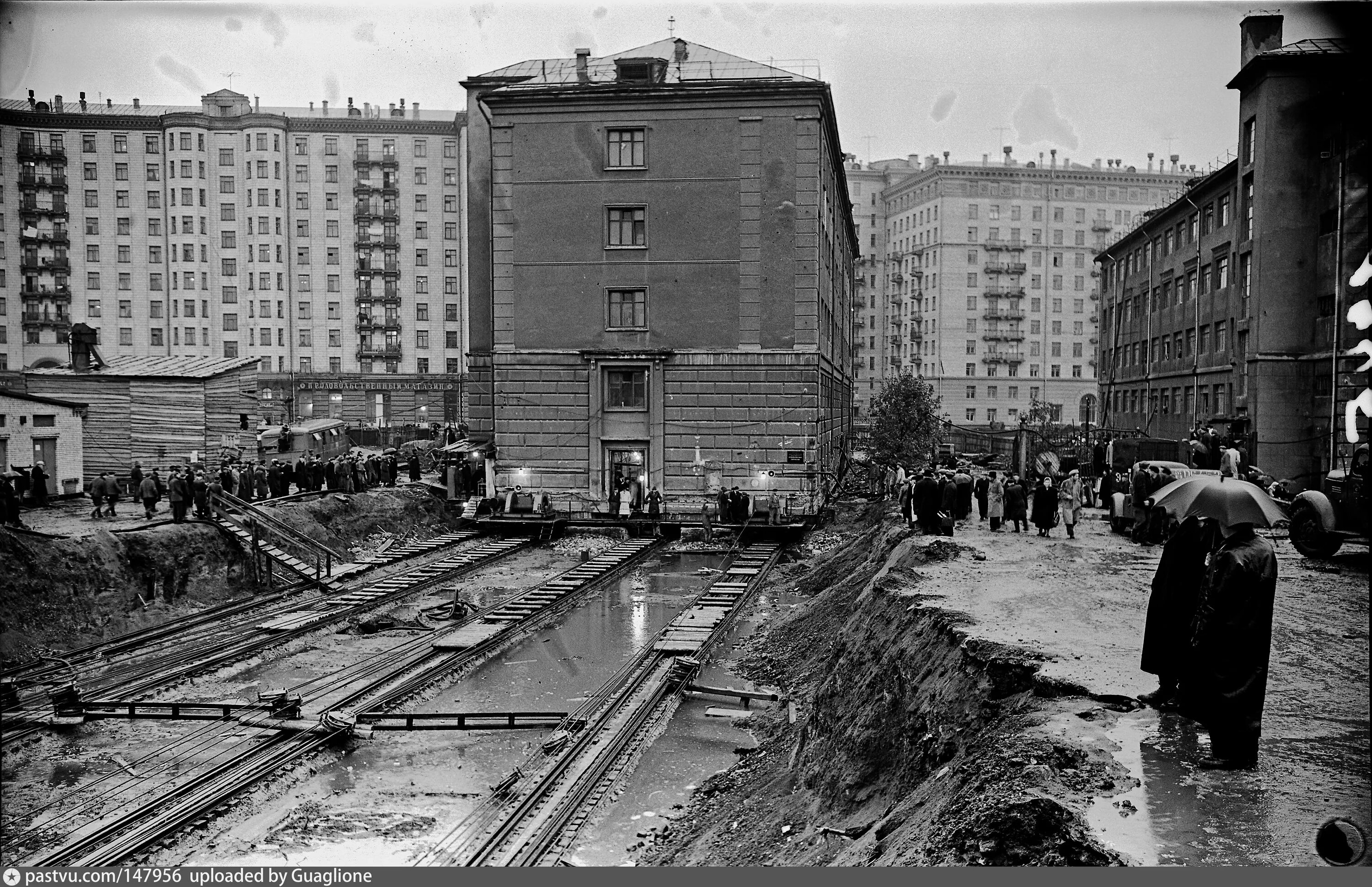Перемещение по улицам. Городской транспорт. Перемещение по улицам. Город. Автомобиль в движении.