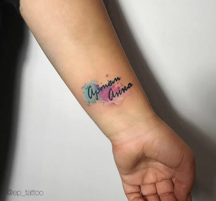 Тату с именем. Тату имена детей на руке. Тату с именами детей. Тату имя на запястье для девушек. Тату имена детей на запястье для девушек.
