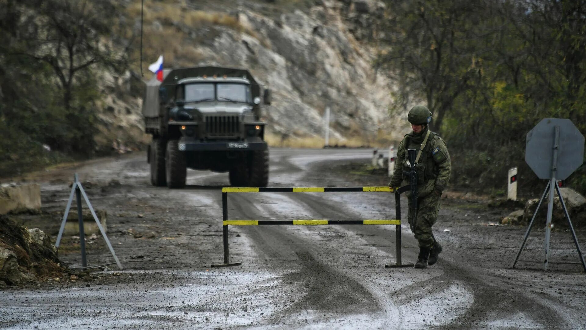 Сколько российских миротворцев в карабахе. Нагорный Карабах Лачинский коридор. Российские миротворцы в Нагорном Карабахе. Российские миротворцы в Нагорном Карабахе 2020. Степанакерт Нагорный Карабах миротворцы.