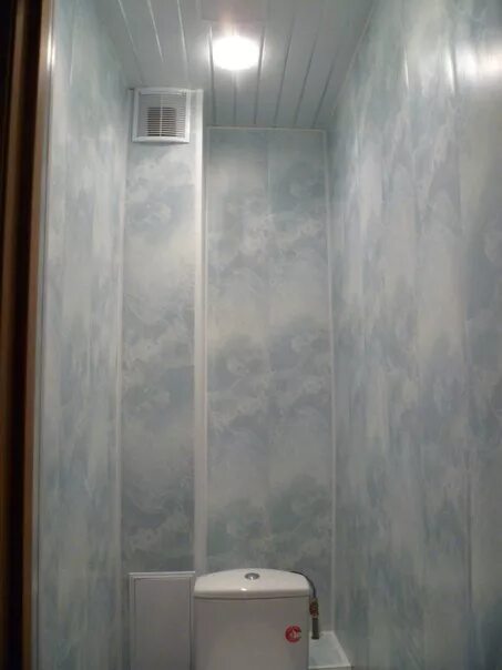 Пластиковые панели для туалета. Отделка туалета панелями пвх. Сделать туалет панелями пвх. Обшивка туалета пластиковыми панелями. Сделать туалет панелями пвх.