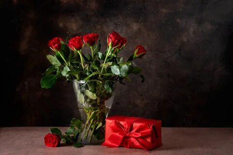 Красные розы в стеклянной