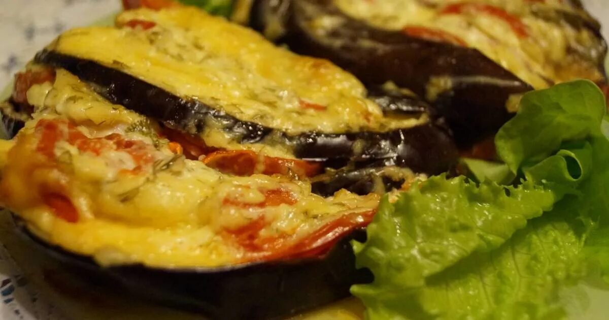 Рецепт баклажан кружочками в духовке. Баклажаны кружочками в духовке с фаршем помидорами и сыром. Курица с баклажанами в духовке. Жареные баклажаны в духовке. Баклажаны с фаршем и моцареллой в духовке.