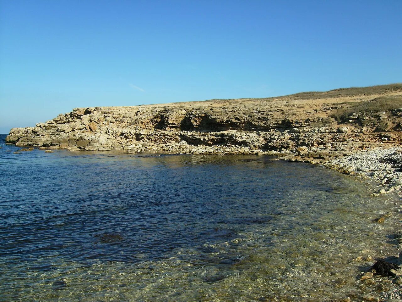 западное побережье крыма черноморское. черноморское фото. крым поселок оленевка мыс тарханкут. пляж калос лимен черноморское. пгт черноморское крым.
