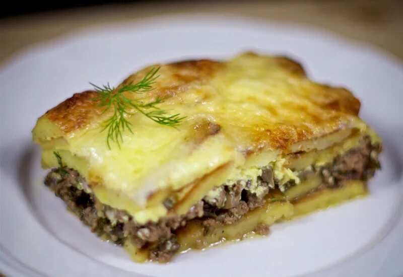 Картофельная запеканка с мясом и сыром. Запеканка с мясом и картошкой. картофельная запеканка с фаршем. картофельно мясная запеканка. картофельная запеканка с мясом.