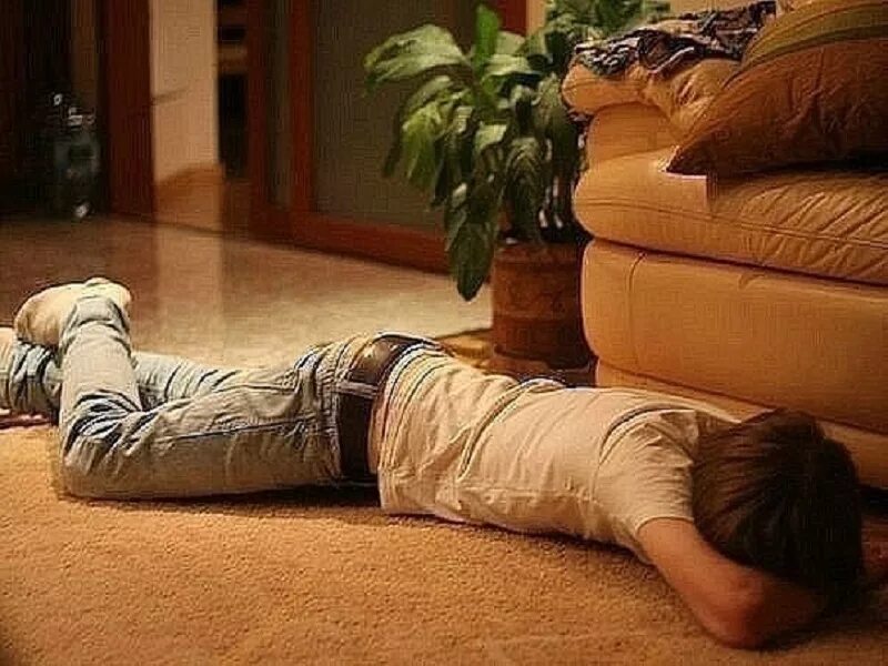 Подростки спят пьяные. Мужчина лежит на полу.