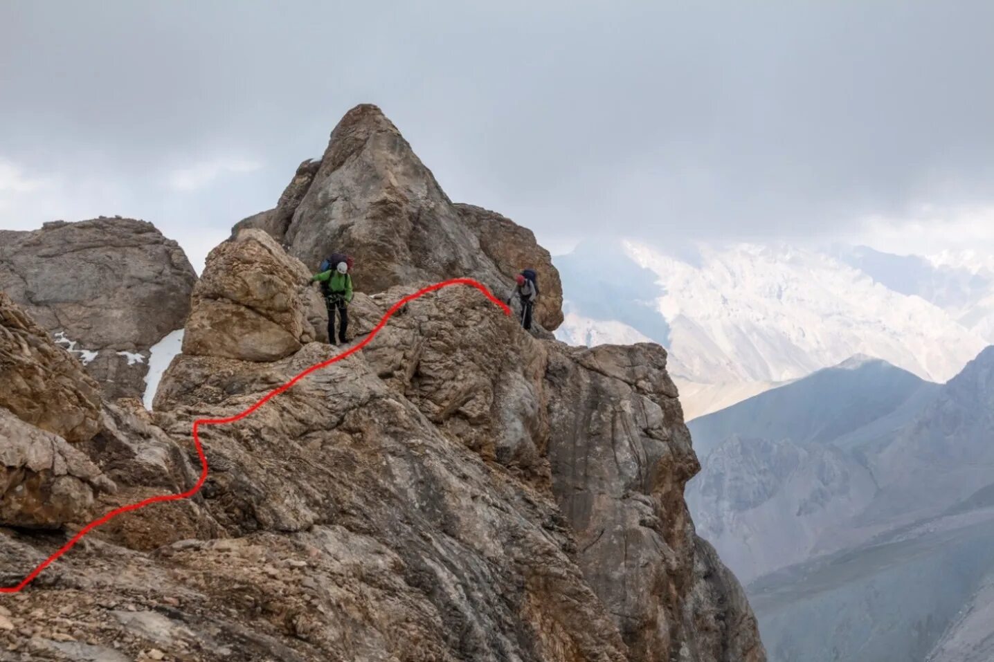 Гребень крутого обрыва 6 букв. Прекестулен норвегия. Горный хребет гребень горная долина перевал что такое. Утес прекестулен. Горы озеро рассвет.