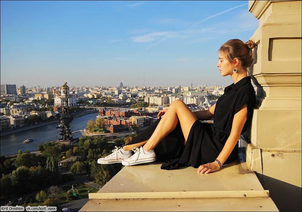 Девушка на крыше. Фотосессия на крыше. Девочка сидит на крыше. Девушка на краю крыши. Человек на крыше.