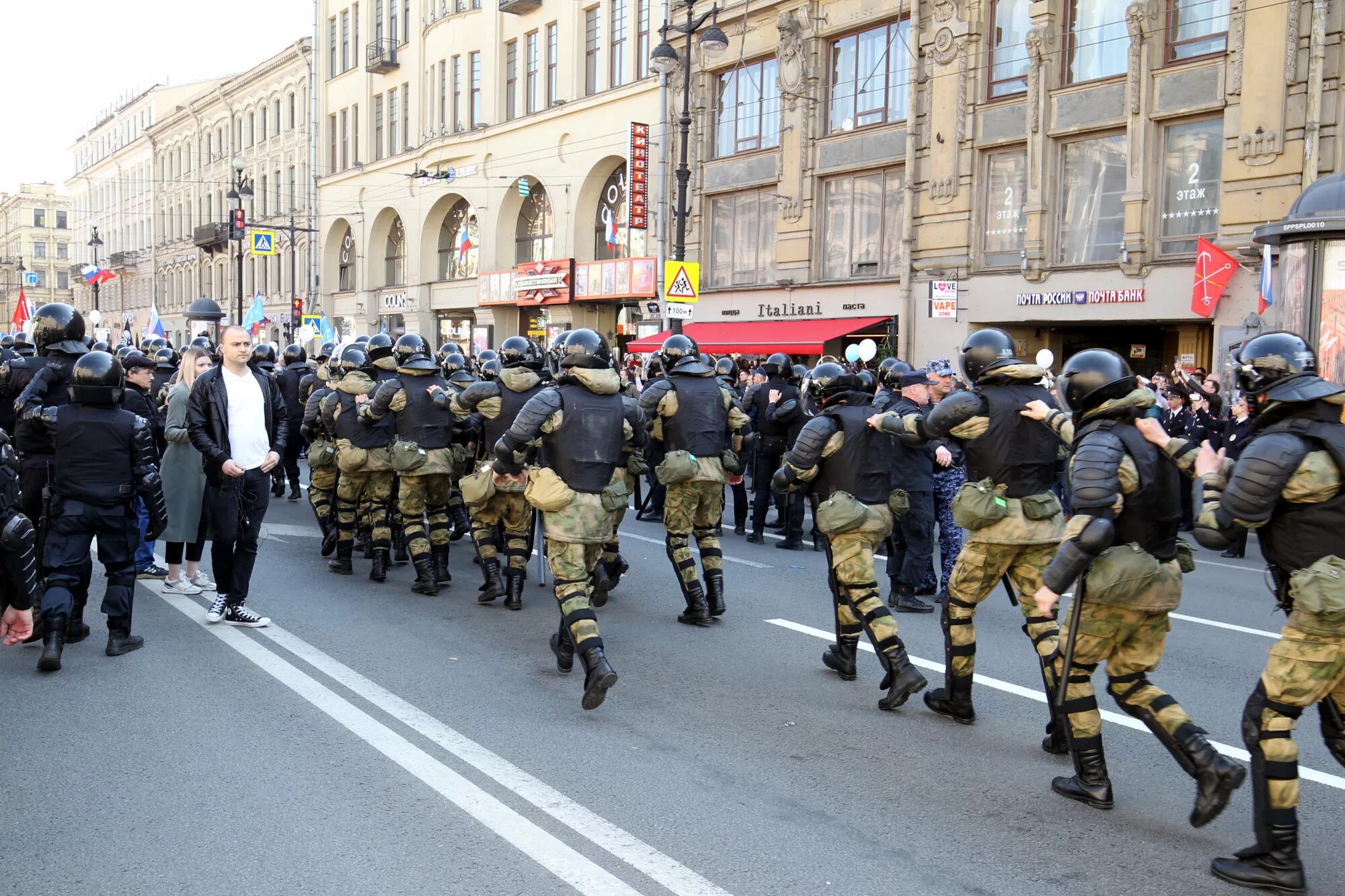 19 мая спб. Разгон демонстрации в СПБ. Разгон митинга в Питере. Первомай в Санкт Петербурге. Демонстрация 1 мая в Питере.