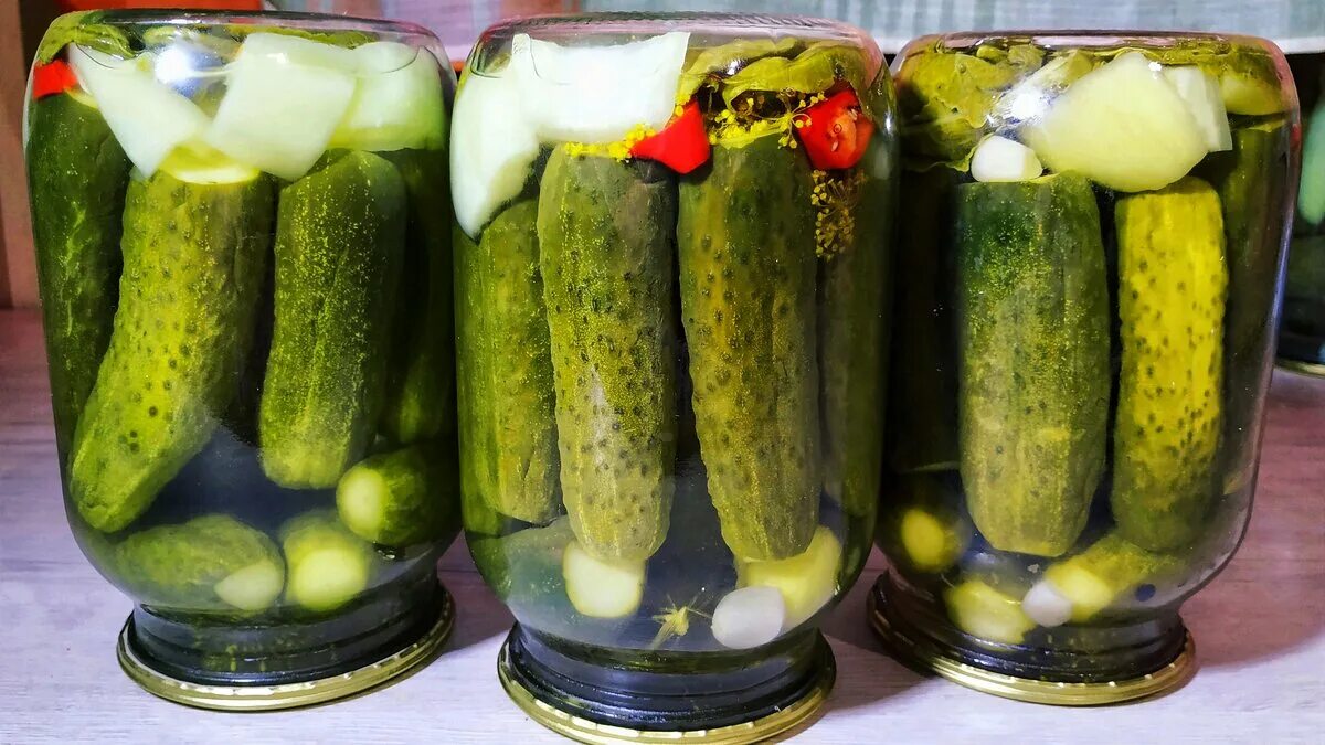 Консервирование огурцов. Огурцы закрутка. Маринованные огурцы на зиму. Огурцы на зиму очень. Консервированные огурцы дольками.