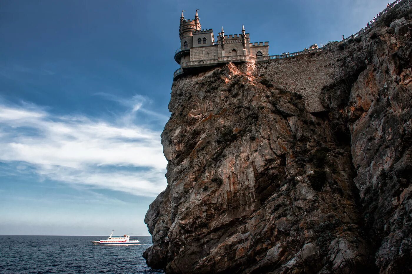 Замок Ласточкино гнездо в Крыму. Чайкино гнездо Крым. Замок «Ласточкино гнездо» (пос. Гаспра). Замок на скале Ласточкино гнездо. Скала ласточкино гнездо