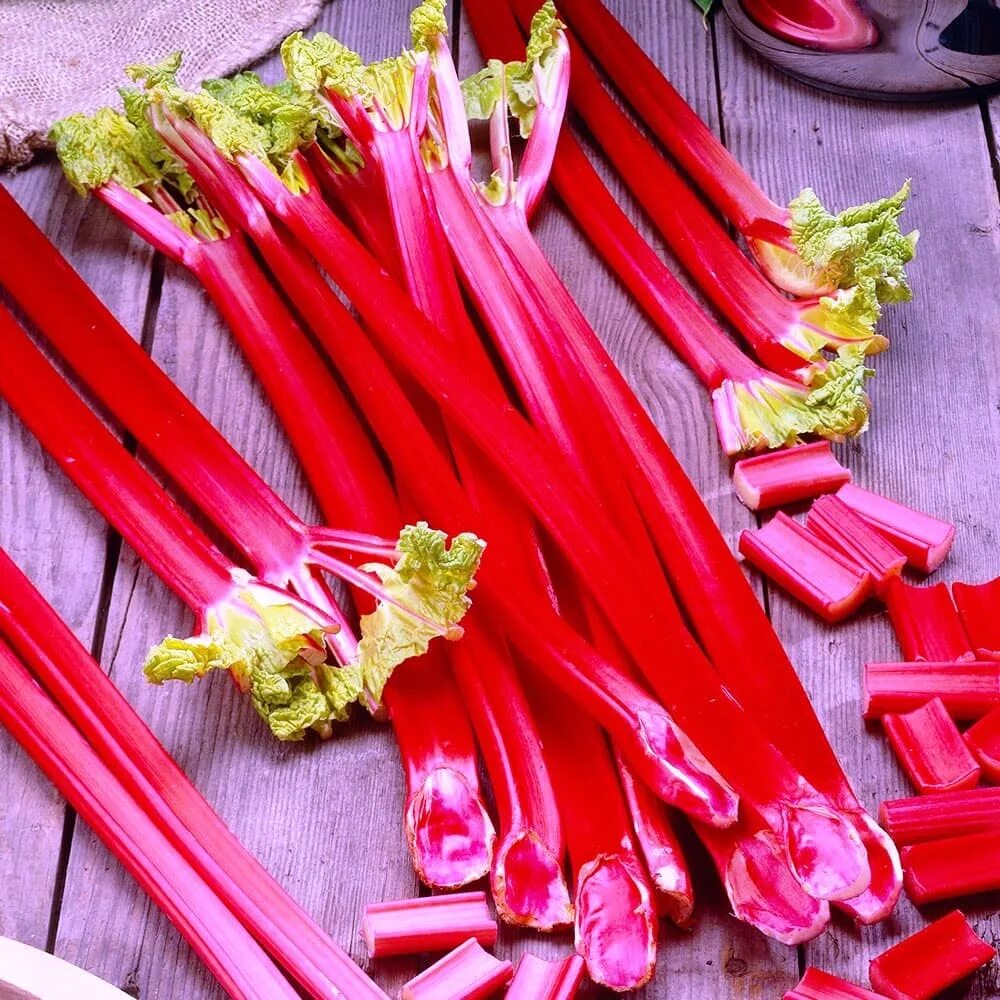 Рабарбар. Ревень рабарбар. Кымыздык ревень. Ревень зеленый. Съедобные розовые стебли.