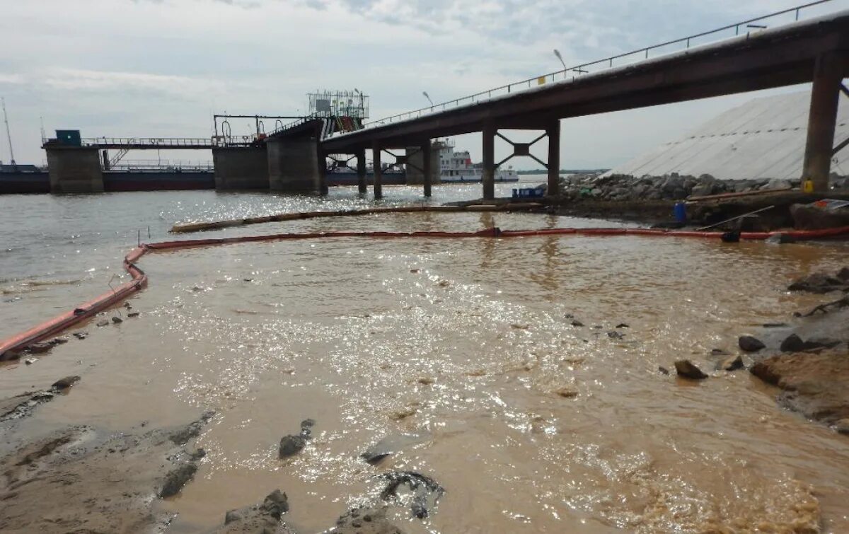 Вода в реке амур. Загрязненная река Амур. Загрязнение реки Амур Хабаровск. Загрязнение реки Амур. Загрязнение реки Амур 2005.