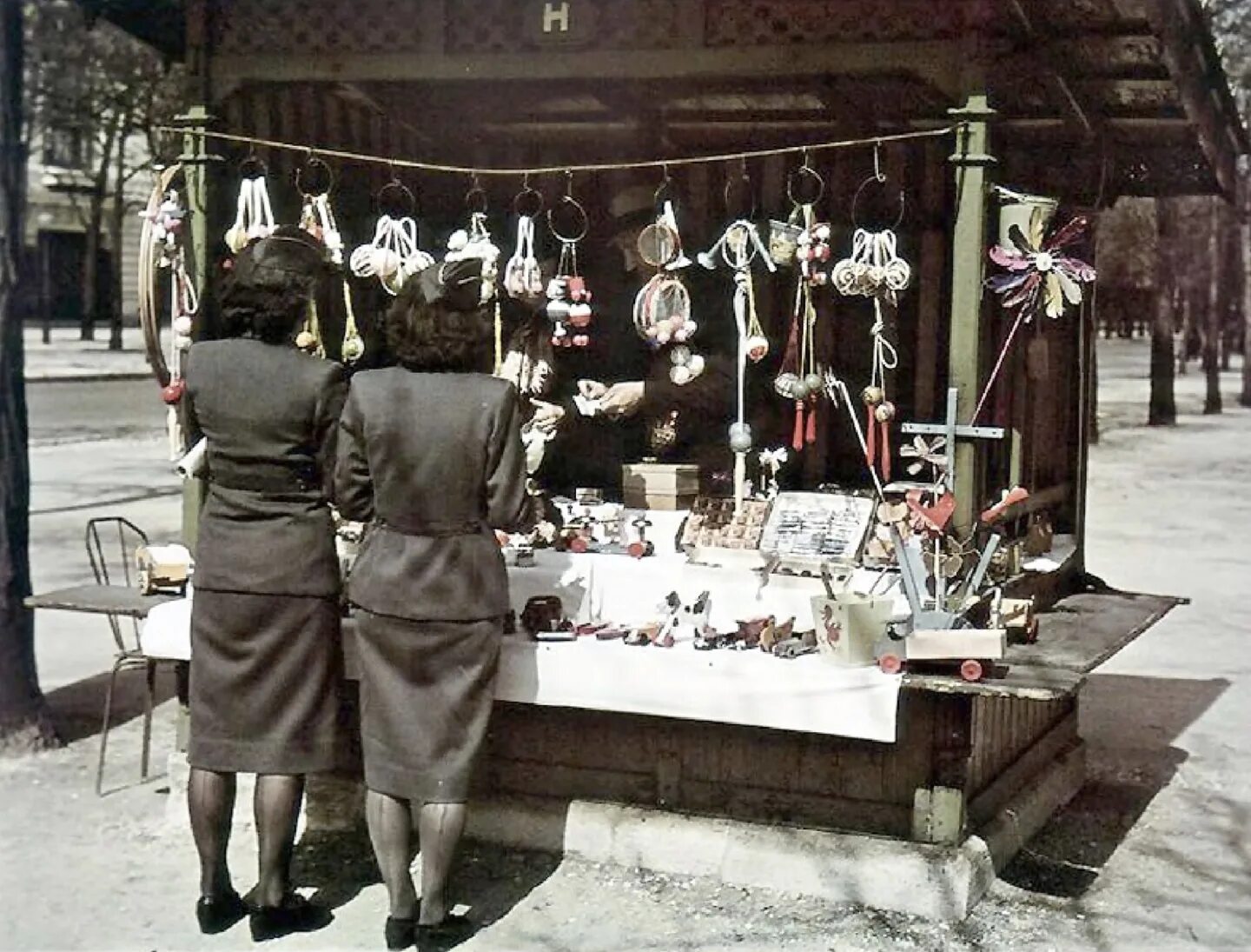 Оккупация франции германией 1940. Оккупация франции германией 1940. Франция во время оккупации. Париж и парижане в годы оккупации 1940-1944 фотоальбом. Франция во время оккупации.