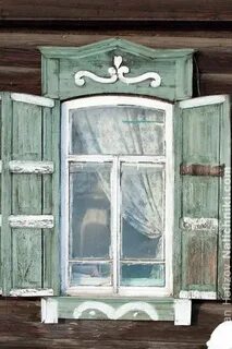 Окно с наличниками и ставнями