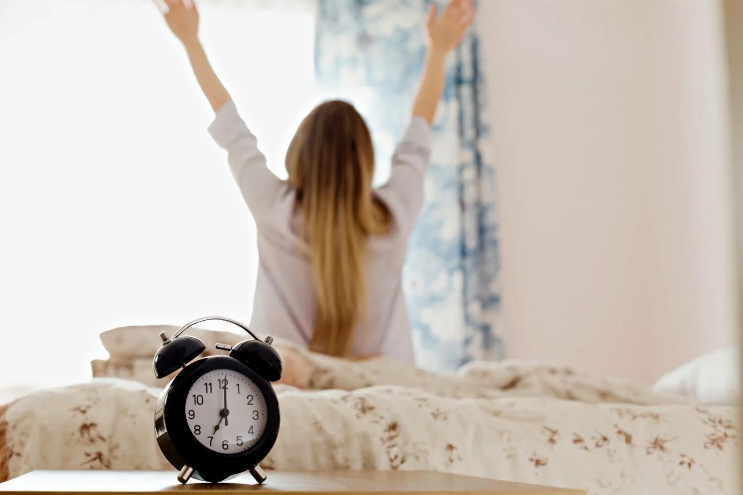 Включи утренний утренний будильник. Женская рука тянется к будильнику. Луч солнца с будильником. Утро старт. Звонить по часам.