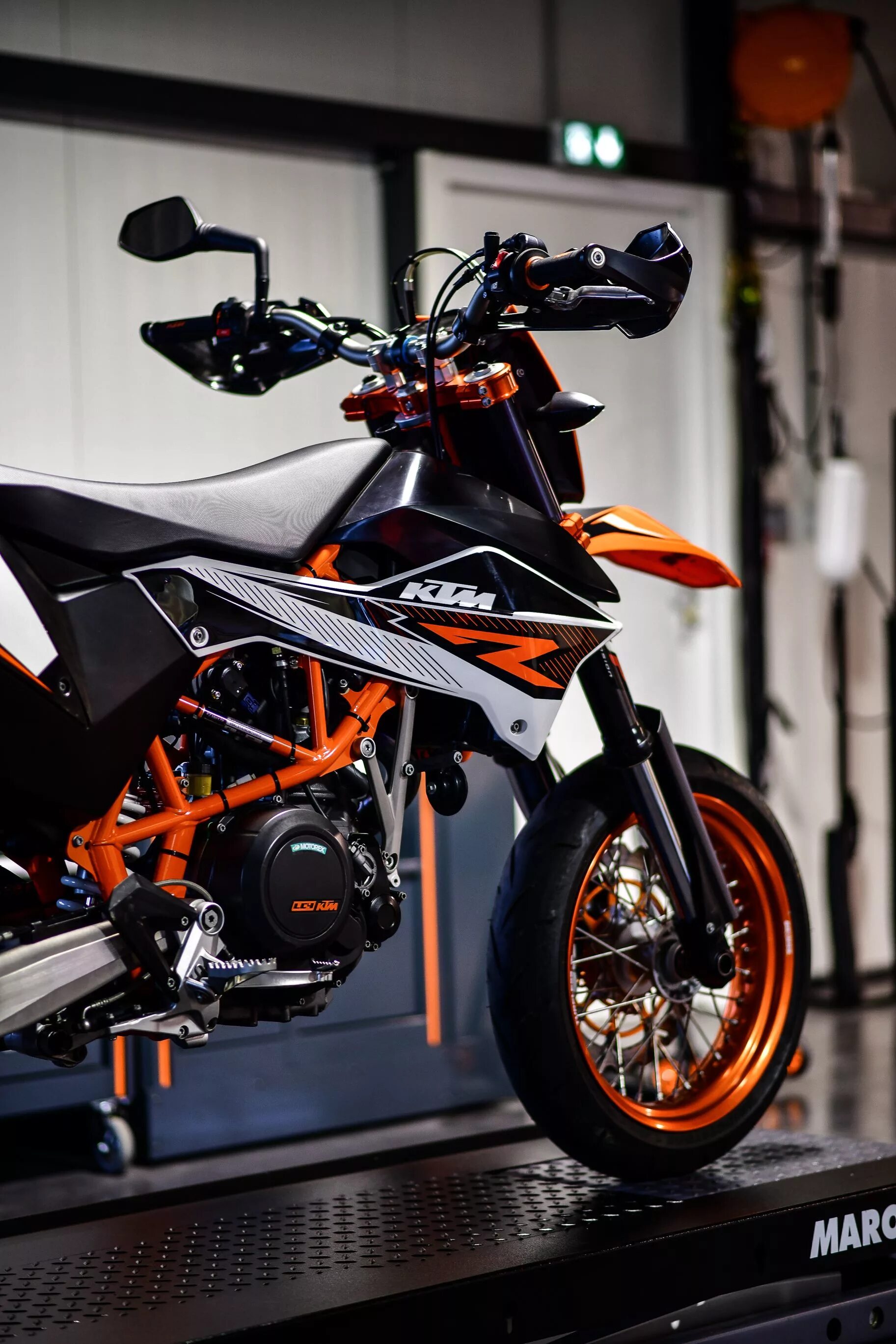 Ktm smc r. Ктм смц 690. ktm 690 smc. ktm 690 мотард. ктм 690 smc r.