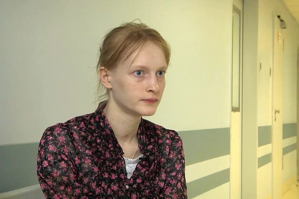 Закрепило девушку. Арест женщин наручники. Девочка с лаком большая. Оля долгополова. Девушка наступила.