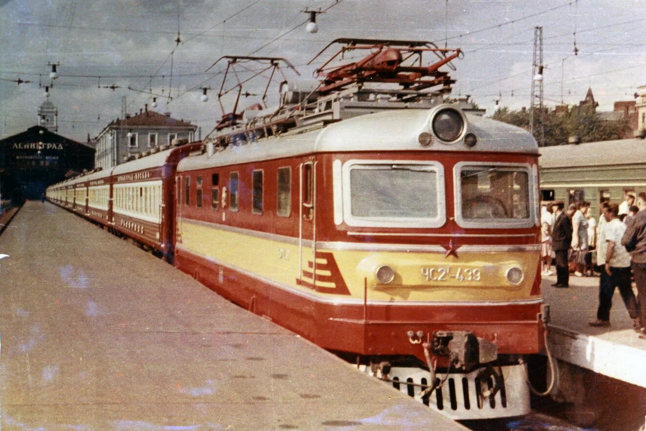 Электрички. Эр2 1163. Советская электричка эр2. Электричка на вокзале. Старые электрички москвы.