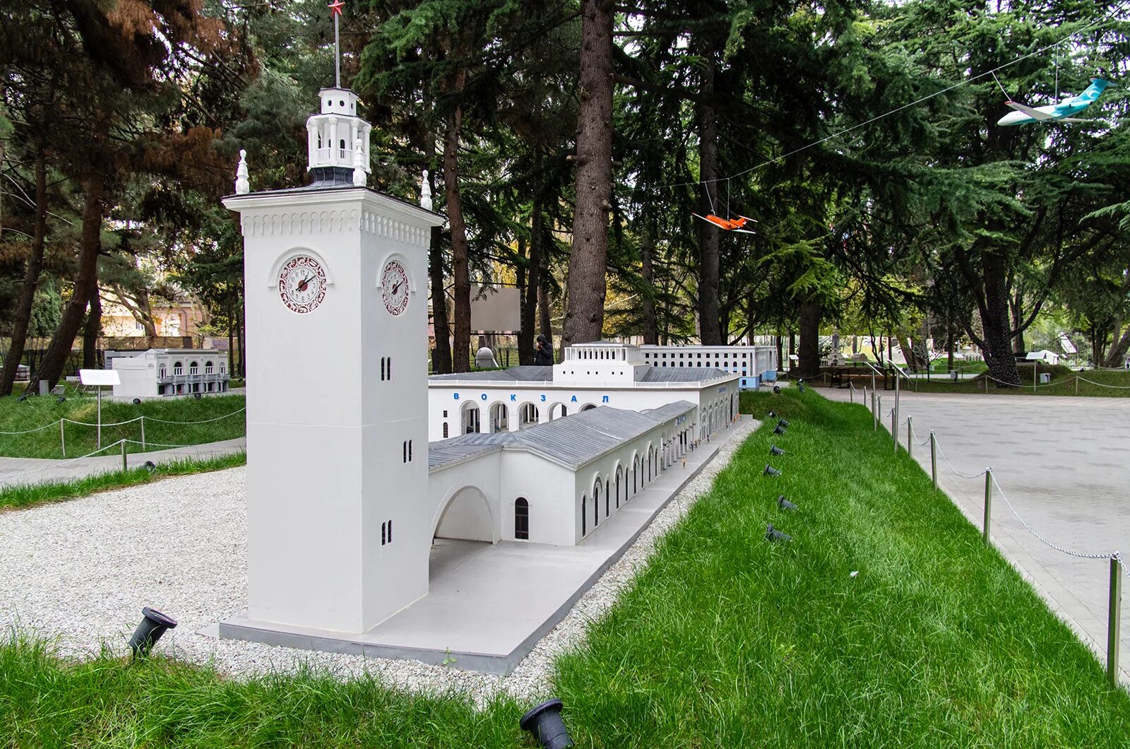 Парк Крым в миниатюре в Алуште. Алуштинский парк миниатюр. Алуштинский парк Крым в миниатюре. Достопримечательности Алушты парк миниатюр. Окрестность алушты