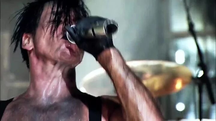 Rammstein radio клип. Запрещенный клип рамштайн. Солист рамштайн тилль линдеманн. Тилль линдеманн radio. Рамштайн их ту дир вех.