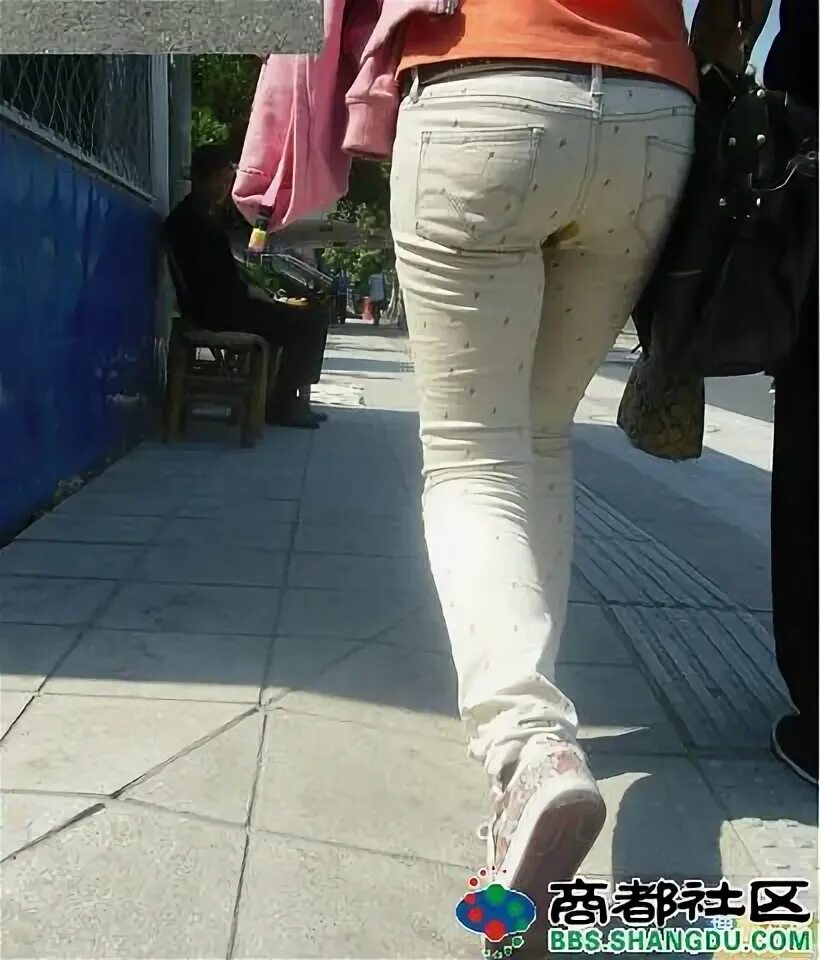 Panty poop в легинсы. Девушка poops in jeans. Poop в шорты. Panty poop в джинсы. Panty poops stories.