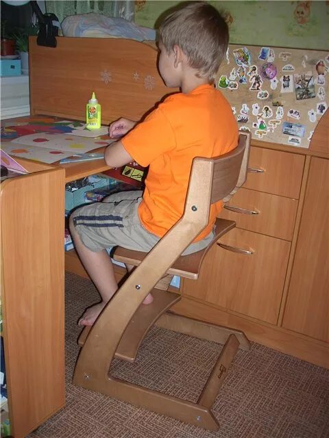 Стол ортопедический для школьника. Правильный стул для дошкольника. Стол для школьника своими руками. Подставка для ног под стол для школьника. Стул водой что делать