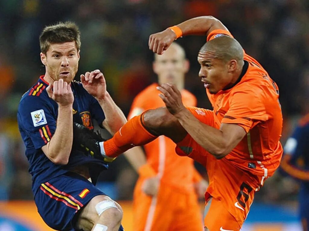 де йонг фол коленом. де фол. де йонг ударил хаби алонсо. де фол. де йонг хаби алонсо.