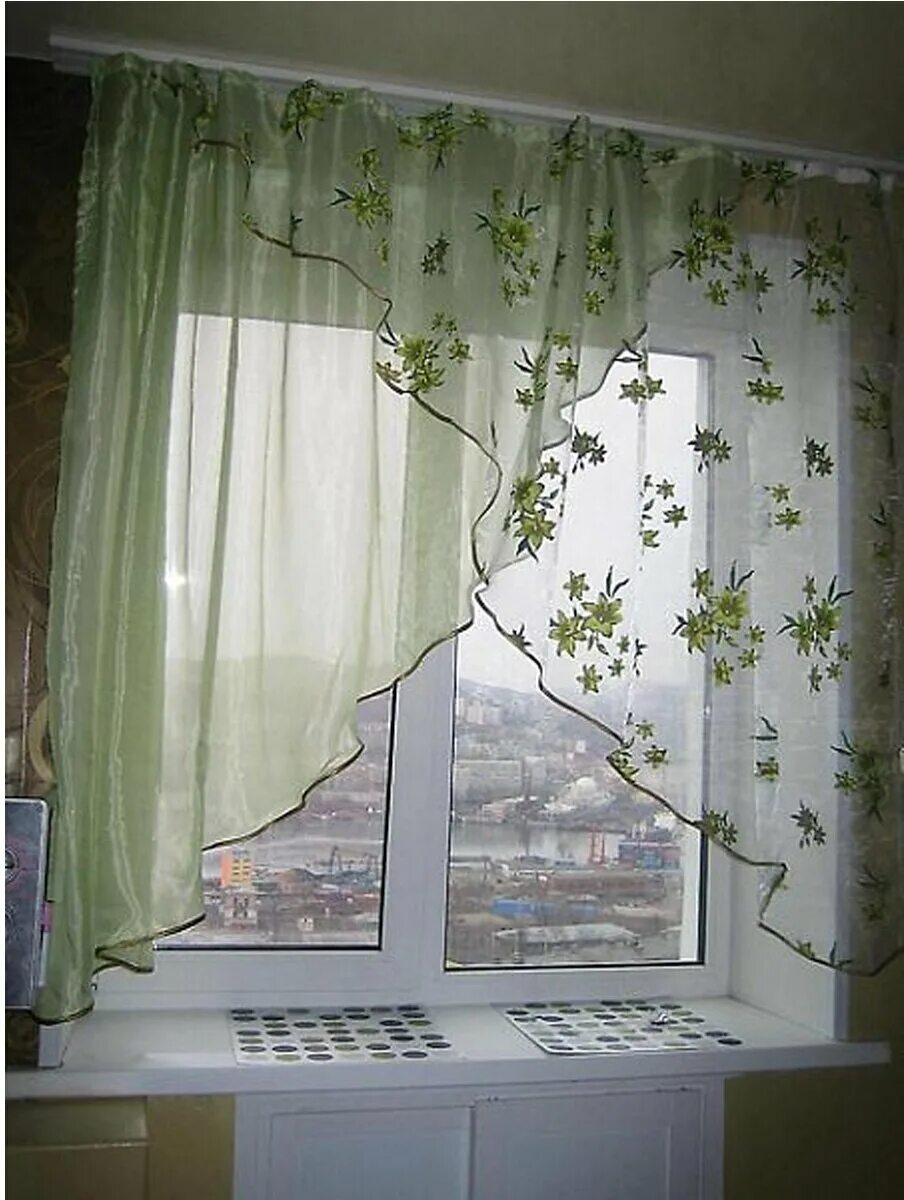 Тюль на кухню. Герань на деревенском окне. Шторы из вуалив гогостиную. На окошке не было никакой тюли. На окошке не было никакой тюли как правильно написать предложение.