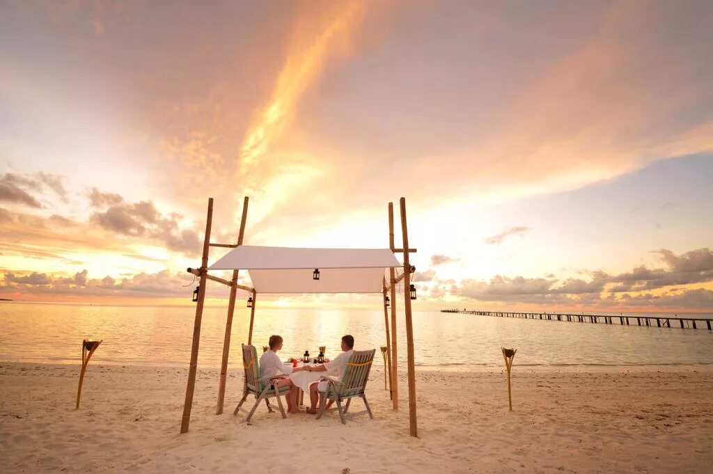 Private beach. Лежак на пляже. Романтический ужин на Мальдивах. Fun Island Resort. Красивые пляжи крутые с развлечениями.