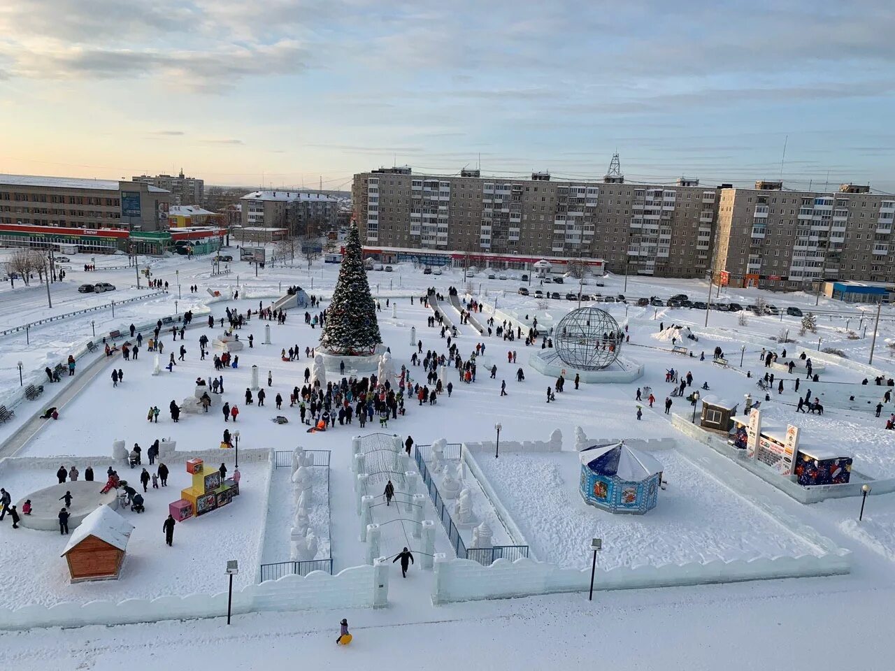 Снежный городок в Серове 2022. Ледовый городок город Серов Свердловская область 2023 год. Город Серов зимний городок 2022. Зимний городок ДКМ Серов.